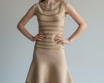 Vestido de fiesta vintage: Cuello marrón con cuentas - Estilo años 80, corte acampanado