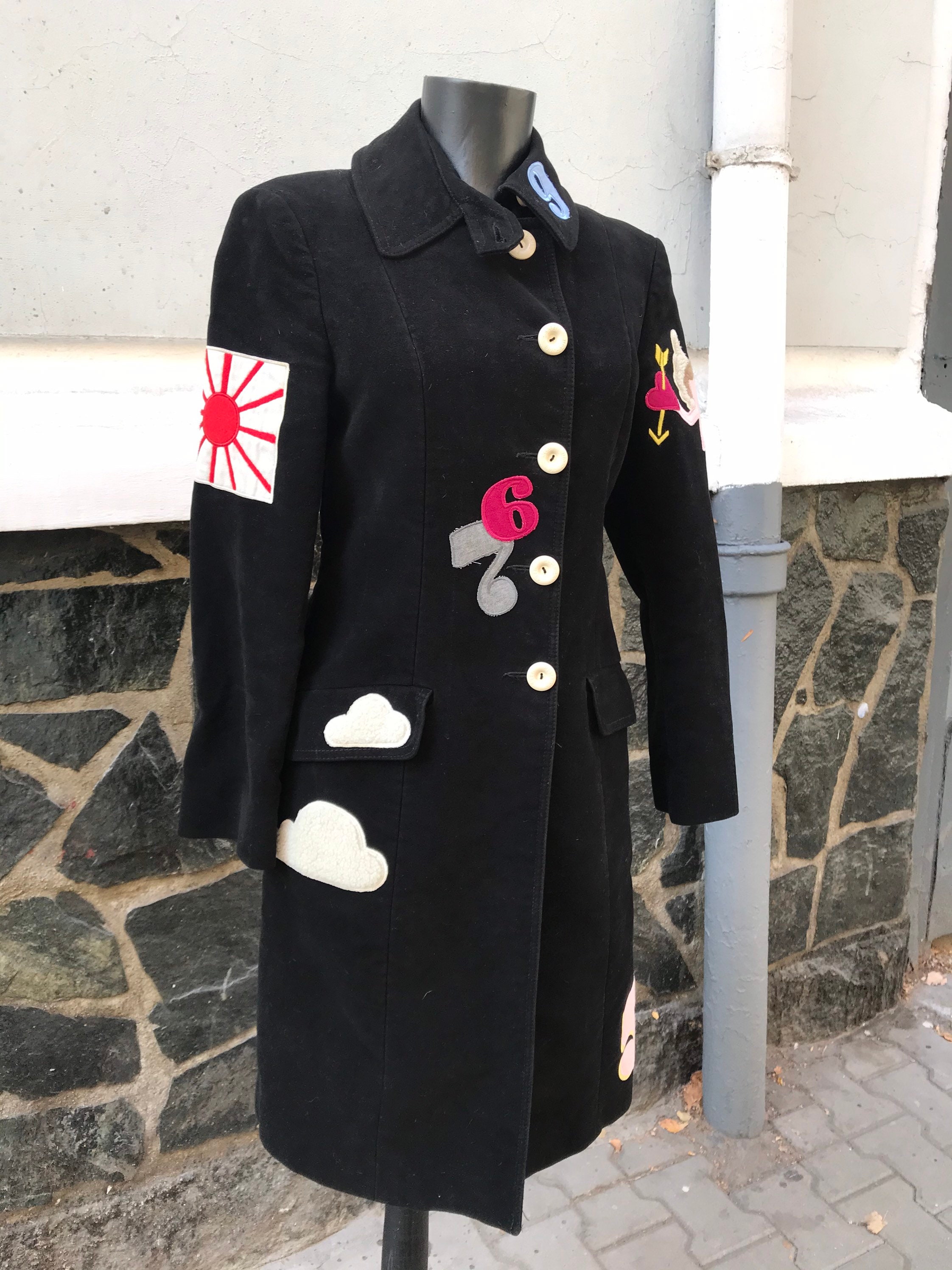 1990年製モスキーノジーンズの希少トレンチコート - 数字、雲、日本の