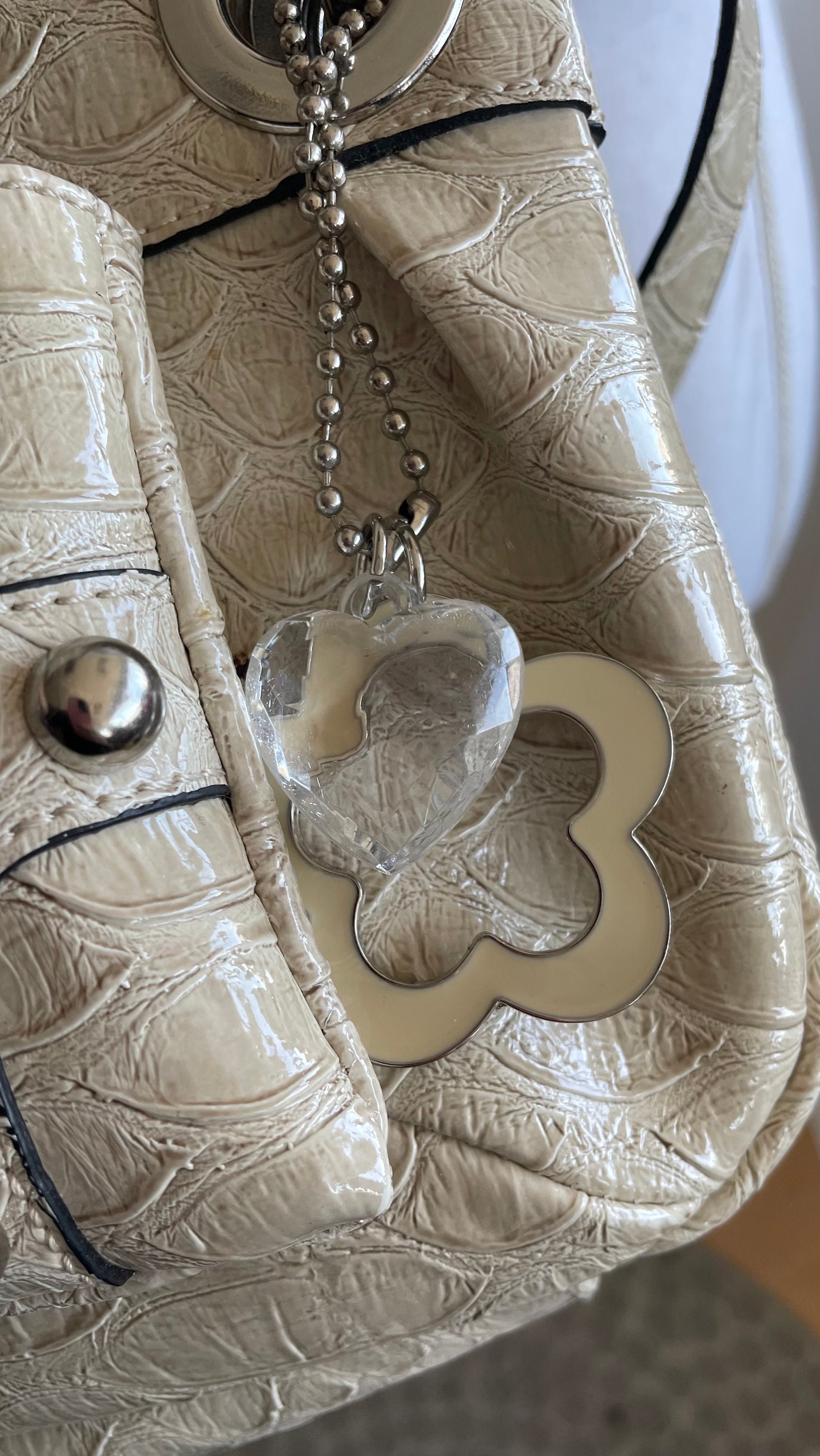 Guess Y2K / 2000s Vintage Shoulder Beige off White Crossbody Guess Y2K / 2000s Vintage Shoulder Beige off White Crossbody