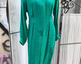 Vintage Liz Claiborne 100 % silk emerald green dress , mid length , buttoned shoulders, Cocktail silk turquoise designer dress