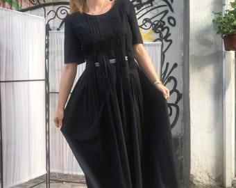Sukienka maxi w stylu vintage – czarna bawełna, dekolt w łódkę, regulowany pasek