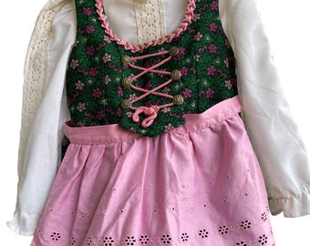 Abito Dirndl con grembiule e allacciatura tradizionale del corpetto