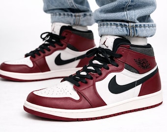 Air Jordan 1 Mid ”Chicago” Vinröd Svart – EU 40 / US 7 Innersula 25 cm Retro sneakers