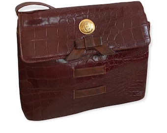 Bolso Gianni Versace vintage de piel exótica marrón, de los años 80 y 90. Bolso bandolera rectangular con lazos y logo de Medusa de Gianni Versace.