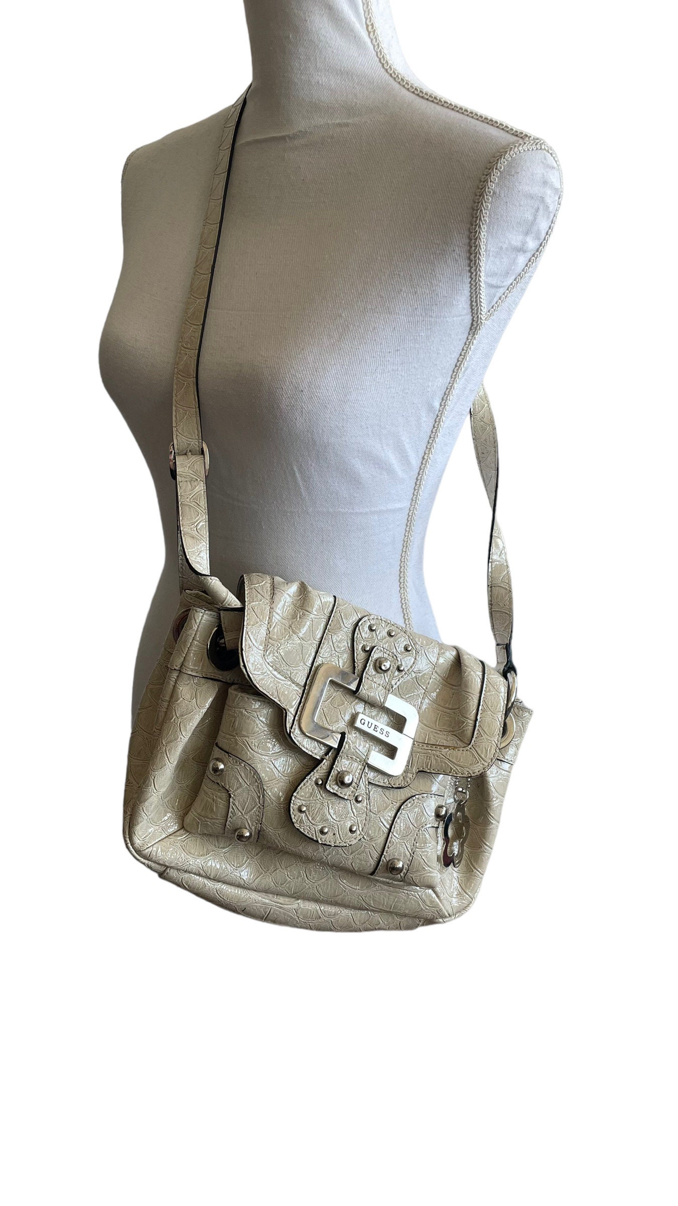 Guess Y2K / 2000s Vintage Shoulder Beige off White Crossbody Guess Y2K / 2000s Vintage Shoulder Beige off White Crossbody
