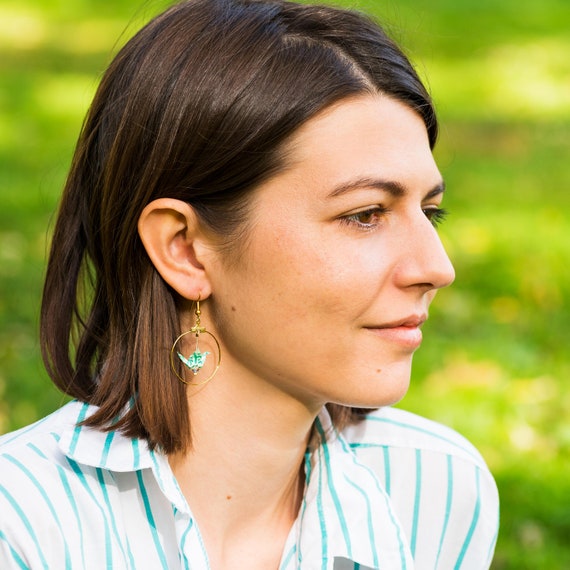 Boucles d'oreille origami, créoles dorées, grues turquoise et blanc motif vagues