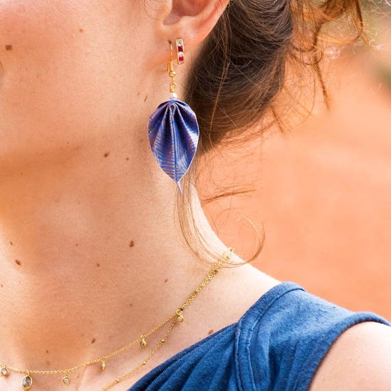 Origami leaves earrings golden waves on a black base