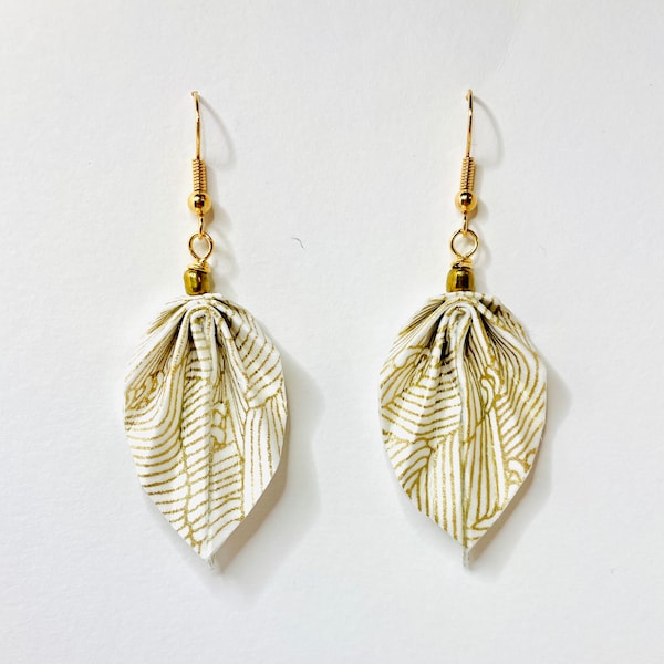 Boucles d'oreille origami feuilles crème et or océan crochet doré à l'or fin