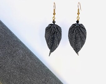 Boucles d'oreille feuilles origami noires pois blanc