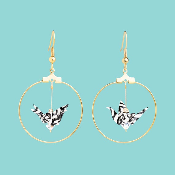 Boucles d'oreille oiseaux origami noir et blanches, créoles dorées