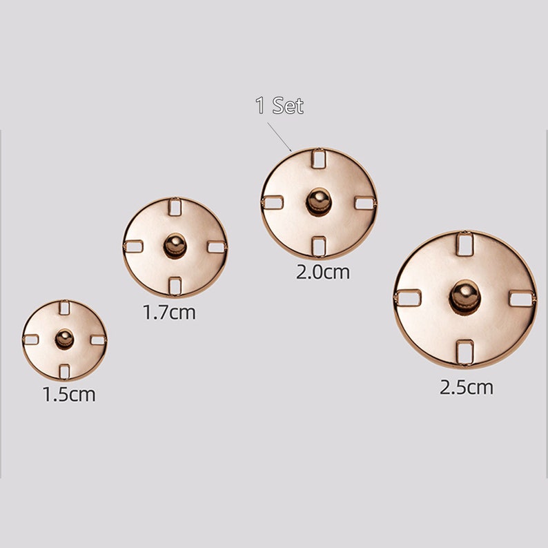 Puede incluir: Un juego de tres botones a presi&oacute;n de metal dorado en diferentes tama&ntilde;os: 1,5 cm, 1,7 cm y 2,0 cm. 1 juego.
