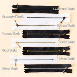 Puppen-Reißverschlüsse, kleine Metallzahn-Reißverschlüsse, schwarz / weißes Band, perfekt für Puppenkleidung / Taschen / Mantel / Jacke (3,9-5,9 ") Nähen (3,9-5,9 ")"