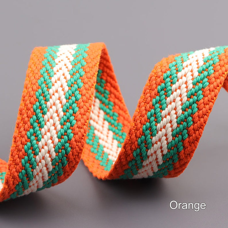 Pode incluir: Fita de algod&atilde;o tecida laranja, verde e branca com um padr&atilde;o chevron. A fita tem aproximadamente 2,5 cm de largura.