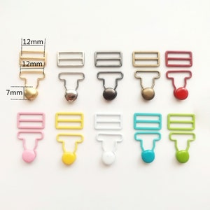 Puede incluir: Surtido de 10 hebillas deslizantes de metal en varios colores, incluyendo oro, plata, rojo, rosa, amarillo, blanco, turquesa y verde. Cada hebilla mide 12 mm de ancho y 7 mm de alto.