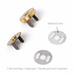 Op de afbeelding: Een set van twee magnetische drukknopen, een in goudkleur en een in zilverkleur. De set bevat twee ijzeren ringen. "Washer is iron" staat op de afbeelding.