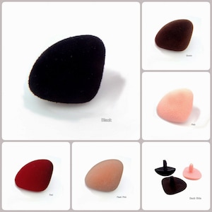 Può includere: Assortimento di toppe per occhi in tessuto peluche nero, marrone, rosa e rosso. Le toppe hanno la forma di una lacrima e una texture morbida e vellutata.