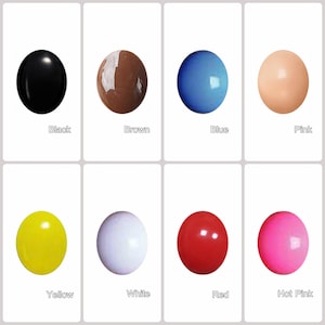 Könnte beinhalten: Ein Satz von acht runden, glänzenden Farbmustern in verschiedenen Farben, darunter Schwarz, Braun, Blau, Rosa, Gelb, Weiß, Rot und Pink.