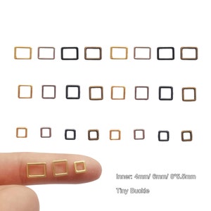 Puede incluir: Surtido de pequeñas hebillas cuadradas de metal en varios acabados, incluyendo oro, plata, negro y bronce. Las hebillas están dispuestas en filas y miden 4 mm, 6 mm y 8,5 mm. El texto "Inner: 4mm/ 6mm/ 8*5.5mm Tiny Buckle" es visible debajo de las hebillas.