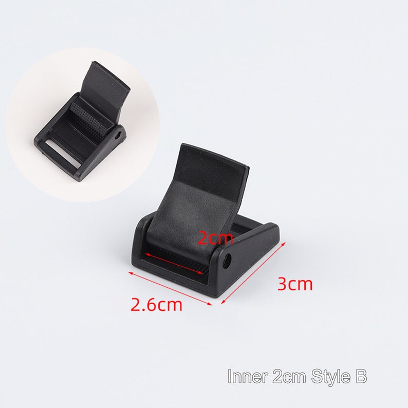 May include: Black plastic buckle with a 2 cm inner width. The buckle measures 2.6 cm wide, 3 cm long, and 2 cm high.  Inner 2cm Style B.