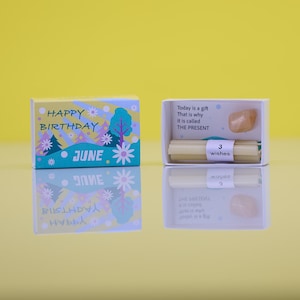 Pierre de naissance consciente de pierre de lune de juin dans une boîte d'allumettes, cadeau d'anniversaire de juin pour elle, carte d'anniversaire de juin pour le meilleur ami, pierre de naissance de juin
