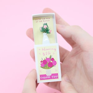 Un grand vase de fleurs fleuri dans une boîte d'allumettes, cadeau de remerciement, cadeau de meilleure amie, cadeau fait main, carte de remerciement