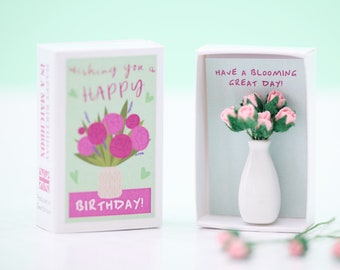 Joyeux anniversaire, vase de roses dans une boîte d'allumettes, cadeau d'anniversaire, carte d'anniversaire, souvenir d'anniversaire