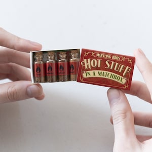 Hot Stuff In A Matchbox, 's werelds heetste chilipoeder, Foodie cadeau, Valentijnsdag cadeau voor hem, cadeau voor vriend afbeelding 2