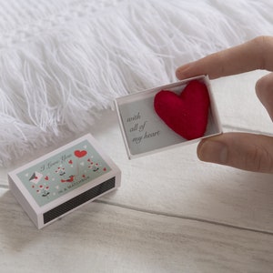 Coeur en feutre de laine et message d’amour dans une boîte d’allumettes, jeton d’amour, cadeau de la Saint-Valentin, carte alternative de la Saint-Valentin