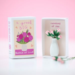 Un gros bouquet d'amour dans une boîte d'allumettes, un cadeau "Pensée à vous", un bouquet de fleurs, une carte "Pensée à vous", un cadeau réconfortant