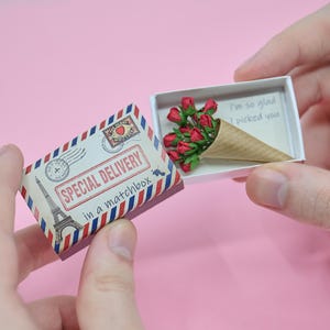 Une dizaine de bouquets miniatures de roses en papier rouges dans une boîte d'allumettes, cadeau Saint-Valentin pour elle, carte de Saint-Valentin alternative, jeton d'amour, cadeau pour partenaire