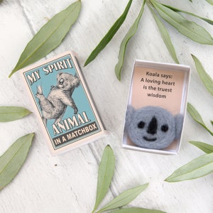 Cadeau animal d’esprit d’ours de koala de feutre de laine dans une boîte d’allumettes, cadeau de meilleur ami, animal d’esprit de koala, cadeau mignon d’ours de koala