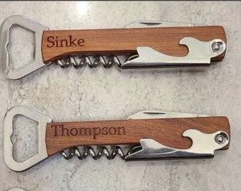 Legno inciso personalizzato apribottiglie sposi regali / cavatappi personalizzati / regalo di nozze apribottiglie personalizzato