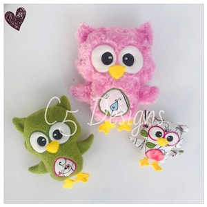 Puede incluir: Tres juguetes de peluche con forma de búho. Uno es rosa con un pico amarillo y ojos negros. Otro es verde con un pico amarillo y ojos negros. El último es blanco con un pico rosa y ojos negros. Todos tienen detalles bordados.
