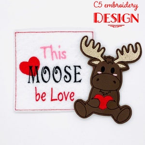Puede incluir: Diseño bordado con un alce marrón sosteniendo un corazón rojo con el texto "This Moose be Love" en letras rosa y negras.