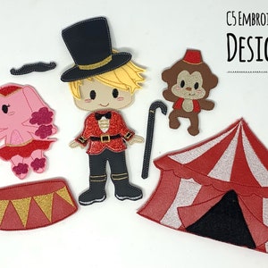 Könnte beinhalten: Ein Set aus Filz-Applikations-Stickmustern mit Zirkus-Thema. Das Set enthält einen Zirkusdirektor, einen Affen, einen Pudel, ein Zelt und einen Ring. Die Designs sind alle in leuchtenden Farben gehalten und perfekt, um jedem Projekt einen Hauch von Verspieltheit zu verleihen.