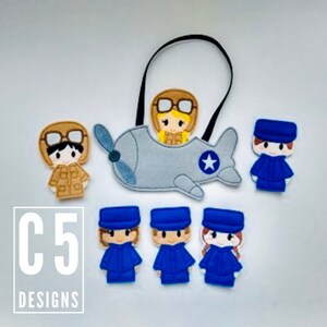 Puede incluir: Una bolsa con forma de avión de fieltro con un asa negra, una hélice y una estrella azul, con una figura de piloto en el interior. Alrededor de la bolsa hay figuras de fieltro de pilotos y miembros de la tripulación con uniformes azules y equipo de aviador. El texto "C5 DESIGNS" está en la esquina inferior izquierda.