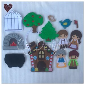 Könnte beinhalten: Ein Filz-Fingerpuppen-Set mit Figuren aus dem Märchen Hänsel und Gretel. Das Set enthält ein Lebkuchenhaus, einen Vogel, einen Baum, einen Apfelbaum, einen Kamin, einen Kessel, einen Vogelkäfig, eine Axt und Fingerpuppen von Hänsel, Gretel, der Hexe und dem Holzfäller.
