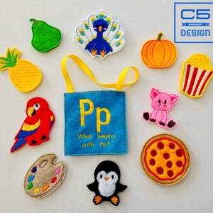 Puede incluir: Un conjunto de actividades de aprendizaje de fieltro para niños pequeños que incluye una bolsa azul con la letra "Pp" y la frase "What begins with Pp?" La bolsa tiene un asa amarilla e incluye varias imágenes de fieltro de objetos que comienzan con la letra "P", como una piña, un pavo real, una pera, una pizza, un pingüino, un loro, un cerdo, un cubo de palomitas de maíz y una paleta de pintura.