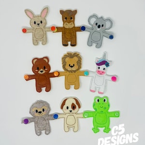 Könnte beinhalten: Satz von acht Filz-Fingerpuppen mit verschiedenen Tieren, darunter ein Kaninchen, ein Pferd, ein Koala, ein Bär, ein Löwe, ein Einhorn, ein Faultier, ein Hund und ein Frosch. Jede Puppe hat einen Knopf in einer anderen Farbe an jeder Hand.