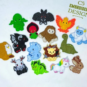 Puede incluir: Un conjunto de 14 parches bordados coloridos con varias criaturas míticas y animales, incluyendo un unicornio, un dragón, un yeti, un murciélago, una sirena, un león, un ciervo, un monstruo, un búho, una criatura similar a Cthulhu, un fénix, un dinosaurio, un goblin y una criatura con cuernos. Los parches están todos en un estilo de dibujos animados y son perfectos para agregar un toque de fantasía a cualquier proyecto.