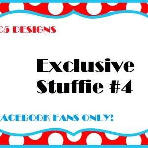 Może przedstawiać: Biały znak z niebieską falistą ramką i czerwonymi i białymi kropkami. Na znaku widnieje napis "C5 Designs Exclusive Stuffie #4 Facebook Fans Only!"