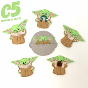 Peut inclure: Cinq écussons brodés représentant un personnage vert aux grandes oreilles dans une robe beige, plus un écusson gris circulaire avec le même personnage. Le texte C5 EMBROIDERY DESIGN apparaît en haut à gauche en lettres vert clair.