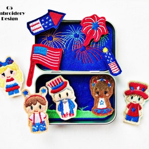 Könnte beinhalten: Ein Set mit fünf Filz-Fingerpuppen mit patriotischem Thema. Die Puppen befinden sich in einer blauen Blechdose mit einem rot-weiß-blauen amerikanischen Flaggenmuster. Die Puppen umfassen ein Mädchen, einen Jungen, Onkel Sam, einen Bären und ein Feuerwerk. Die Dose enthält auch eine rot-weiß-blaue amerikanische Flagge.