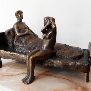 Hausskulptur, realistische Skulptur, Bronzeskulptur, Bronzestatue von jungen Liebenden, limitierte Auflage, skulpturale Miniatur