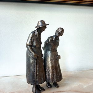 Home sculpture,Realistic sculpture,Bronze sculpture,Bronze statue ,Limited edition,Sulpture of Two old ladies