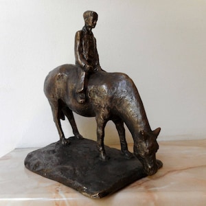 Una scultura realistica fatta a mano di un ragazzo a cavallo, edizione limitata