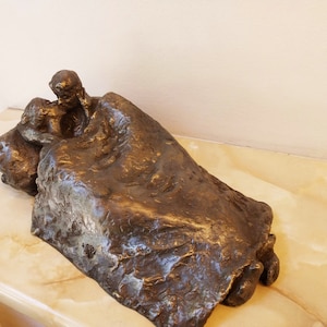 Hausskulptur, realistische Skulptur, Bronzeskulptur, Bronzestatue von jungen Liebenden, limitierte Auflage, skulpturale Miniatur