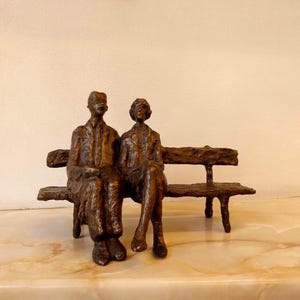 Hausskulptur, realistische Skulptur, Bronzeskulptur, Bronzestatue der verliebten Familie, limitierte Auflage, skulpturale Miniatur