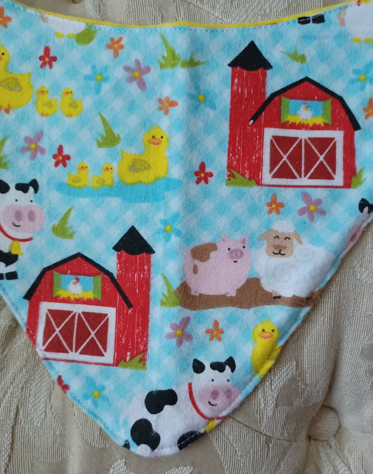 Farm animals Baby Bib / red / yellow / farm / barn / baby / hand-sewn/ flannel / washable - Thumbnail 2