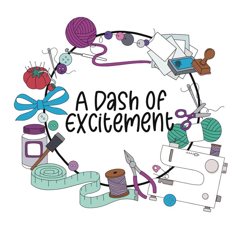 Puede incluir: Ilustraci&oacute;n caprichosa con materiales de manualidades dispuestos en un dise&ntilde;o circular. La imagen incluye una m&aacute;quina de coser, hilo, tijeras, un alfiletero de tomate y el texto "A Dash of Excitement". La paleta de colores incluye tonos de morado, azul, verde y blanco.